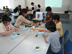 郡山市ふれあい科学館 スペースパーク 開催報告 おもしろ科学びっくり箱 たべる科学 2 食べ物のdna を取り出してみよう 2008 06 22