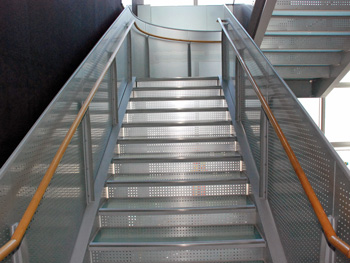 22階から23階へのガラスの階段手すり