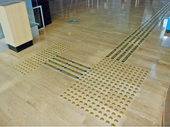 21~23階 フロア床面の誘導ブロック